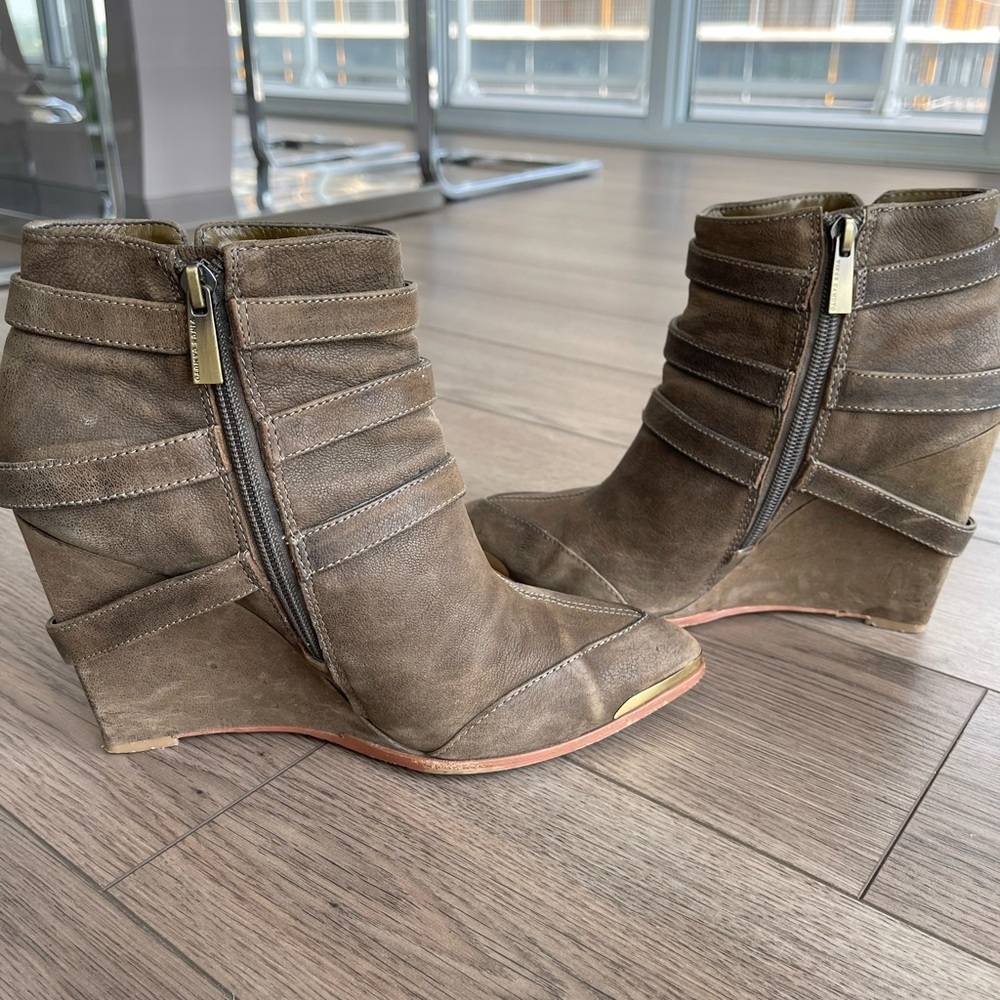 VINCE CAMUTO Kannon Wedge Boots - Picture 5 of 6